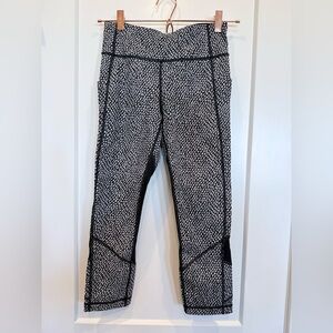 Lululemon Black & White Patterned Leggings, Luxtreme Fabric Size 4